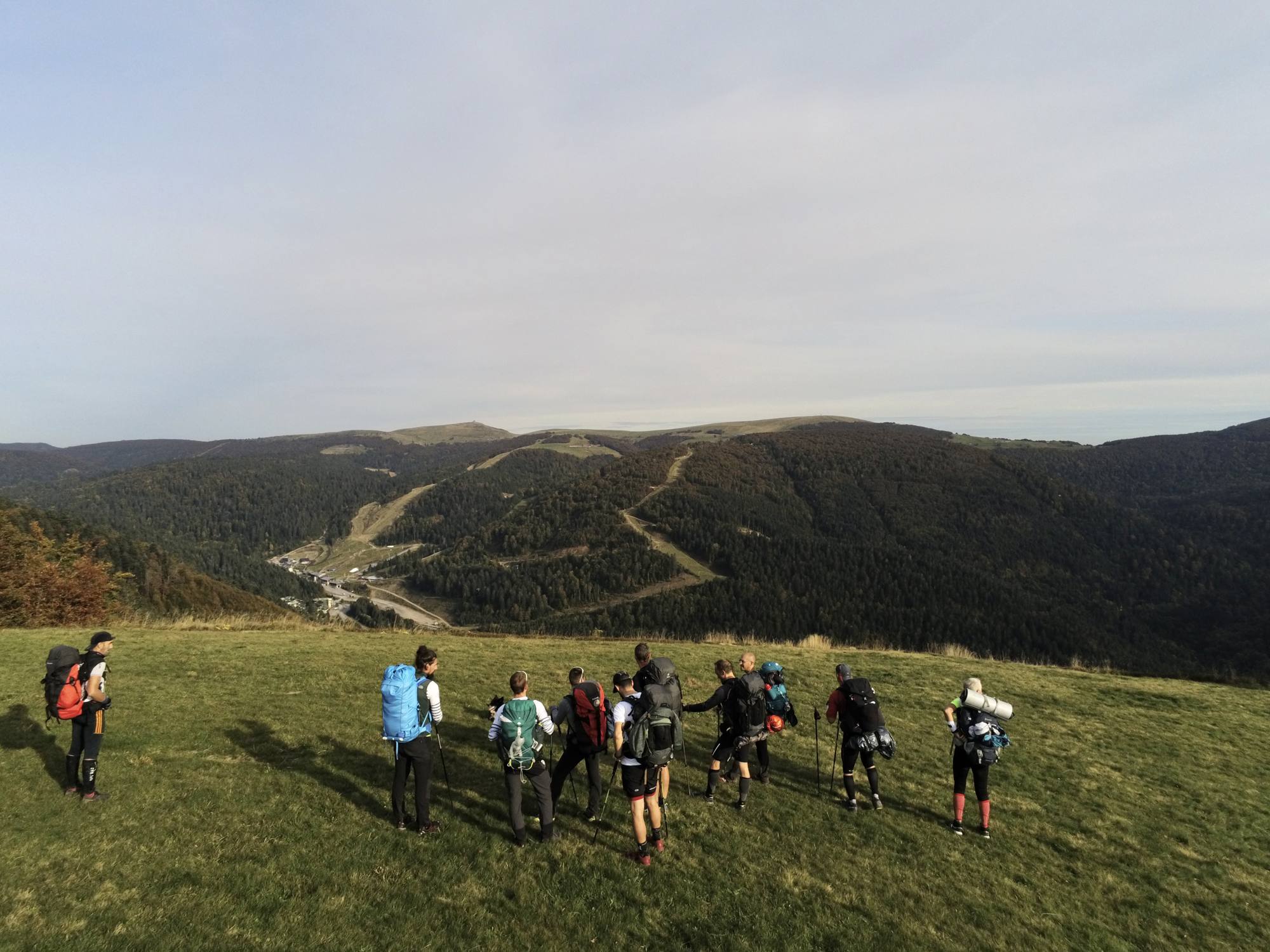 La team en file indienne sur une crête des Vosges, sacs sur le dos