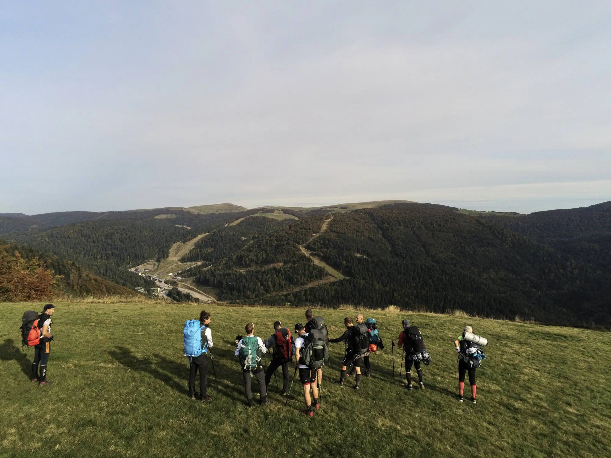 La team en file indienne sur une crête des Vosges, sacs sur le dos
