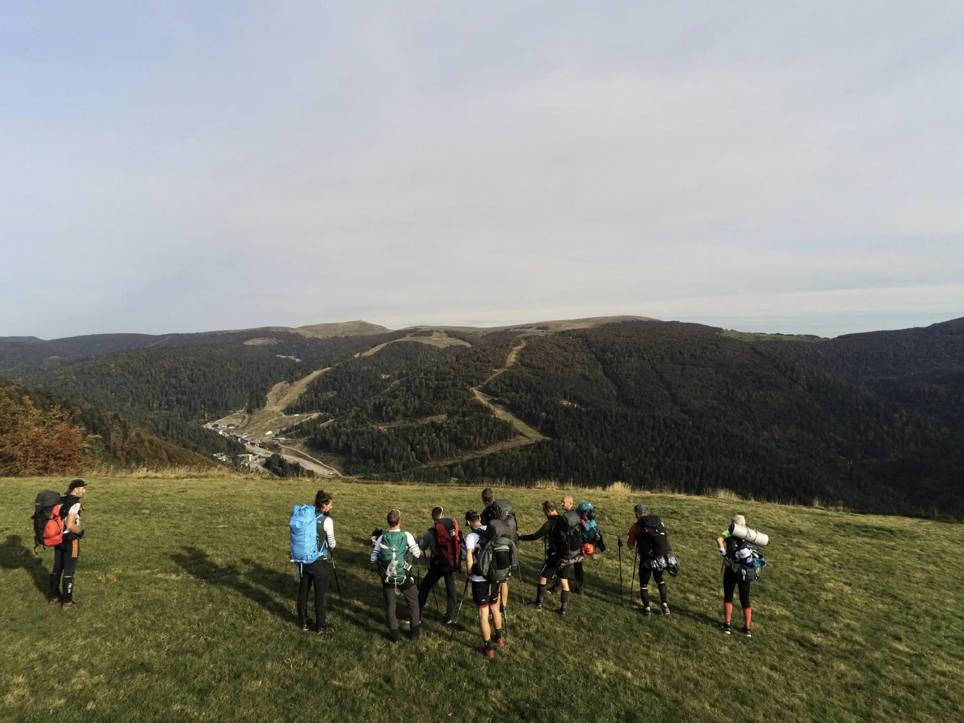 La team en file indienne sur une crête des Vosges, sacs sur le dos