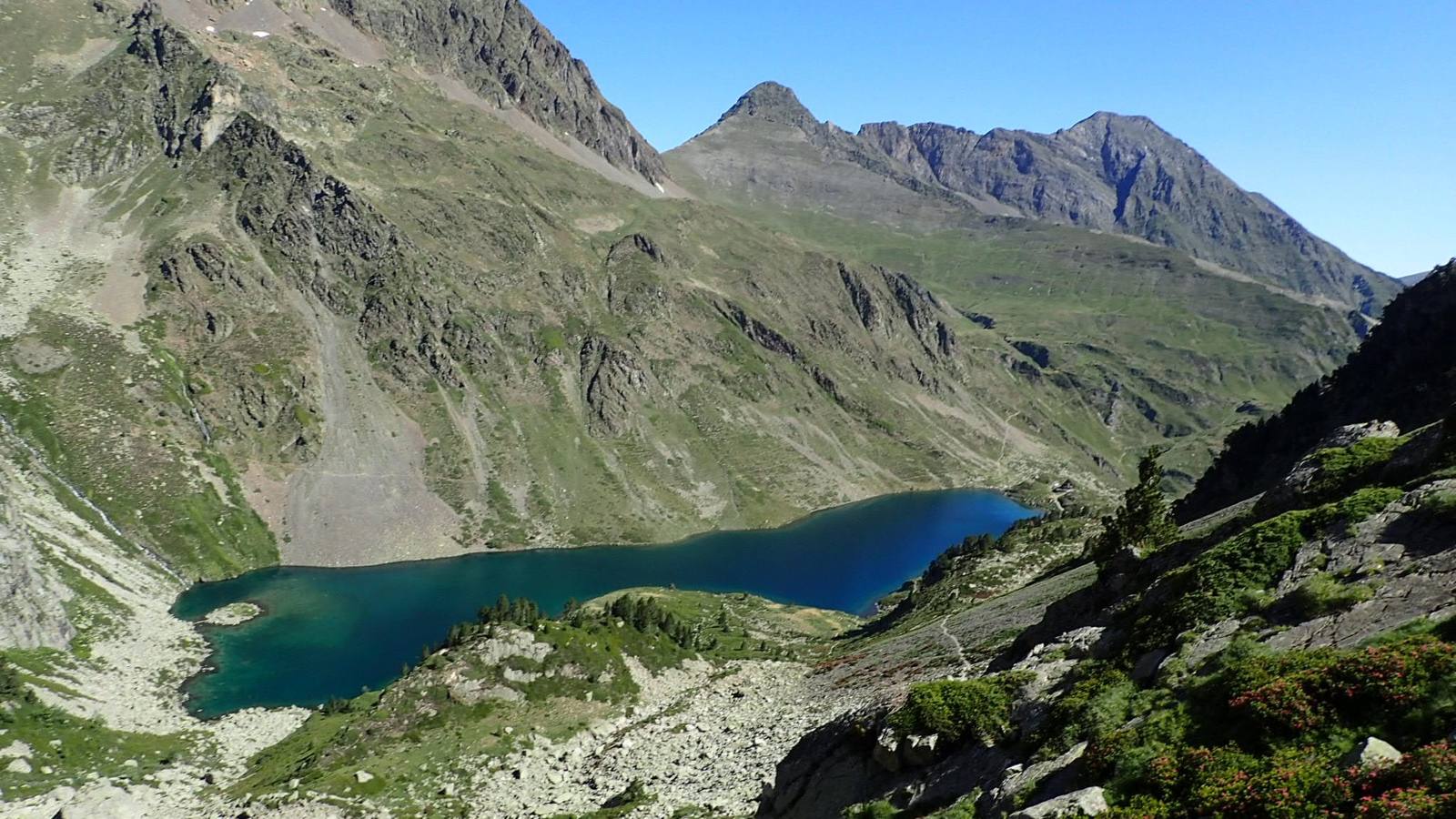 Lac de montagne au pied d’un cirque rocheux